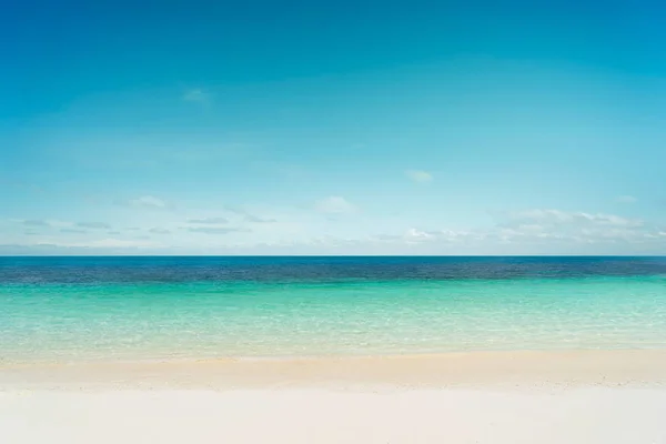 Plage Tropicale Mer Avec Ciel Ensoleillé — Photo