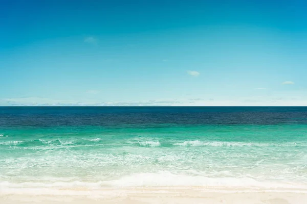 Playa Tropical Mar Con Cielo Soleado — Foto de Stock