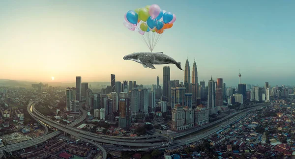 Whale Flyter Luften Ovanför Molnen Med Massa Färgglada Ballonger — Stockfoto
