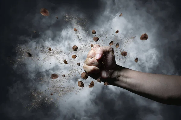 Unbekannte Zerschlagen Stein Mit Dunklem Hintergrund — Stockfoto