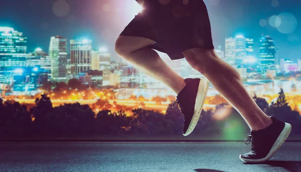 Uzavření Městské Runner Nohy Montována Noční Ulice — Stock fotografie