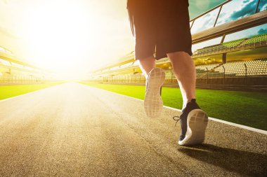 Runner bacaklar Stadyumu'nda güneşli çalıştırmak day, yakın çekim 