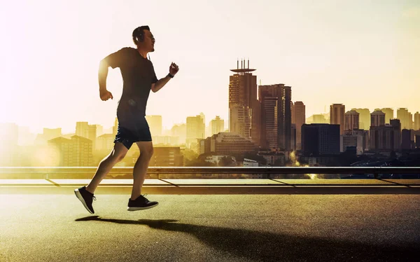 Běžec Běží Městské Ulici Pozadí Panorama Města Sportovní Motivace Koncept — Stock fotografie
