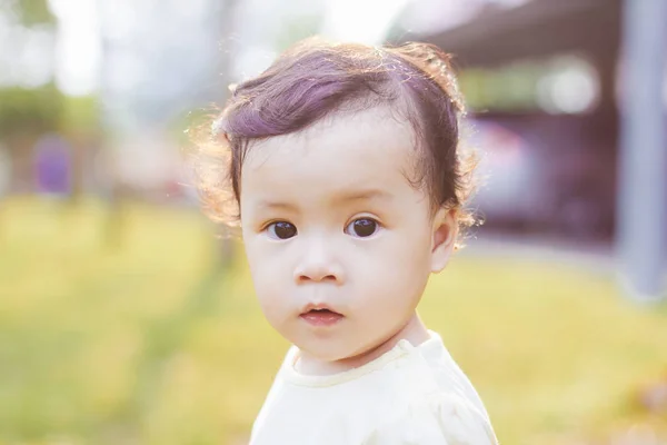 Göndör Haj Aranyos Szép Ázsiai Kínai Kislány Portréja — Stock Fotó