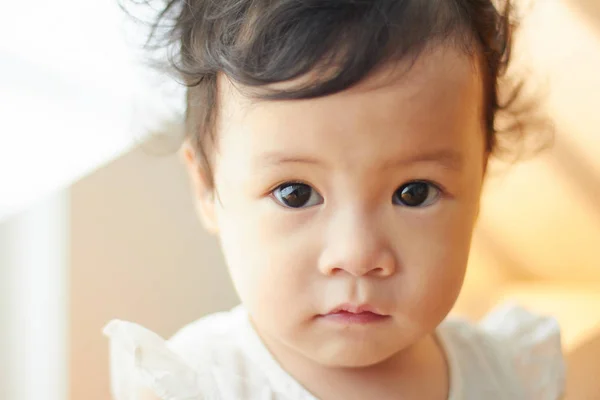 Retrato Bonito Lindo Cabelo Encaracolado Asiático Chinês Bebê Menina — Fotografia de Stock