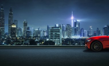 Gece gökyüzü cityscape arka plan ile yol tarafında spor araba park .