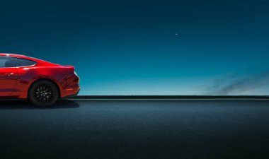 Gece gökyüzü arka plan ile yol tarafında spor araba park .