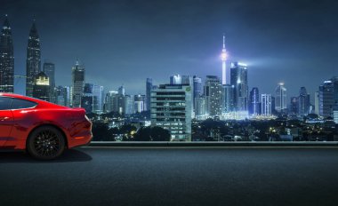 Gece gökyüzü cityscape arka plan ile yol tarafında spor araba park .