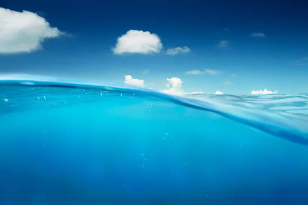 空と海半分角度のビュー水 — ストック写真
