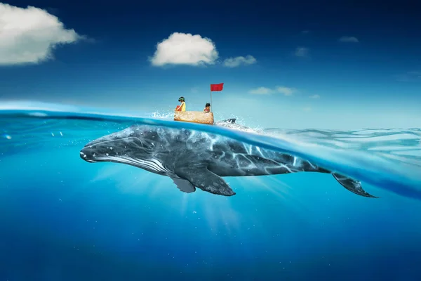 Zusters Zee Reizen Zee Met Kartonnen Schip Walvis Abstracte Dromen — Stockfoto