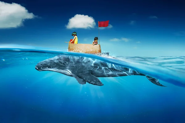 段ボール船とクジラと海の姉妹の海の旅 抽象的な夢の旅行と成功のコンセプト — ストック写真