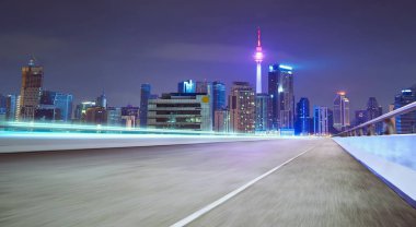 Hareketli ileri hareket bulanıklığı asfalt yolda gece sahne modern kent yakınındaki.