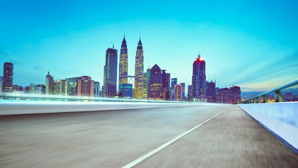 Movimiento Hacia Adelante Desenfoque Camino Asfalto Escena Nocturna Cerca Ciudad — Foto de Stock