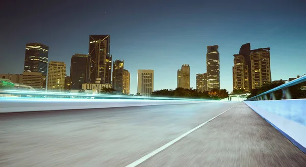 Movimiento Hacia Adelante Desenfoque Camino Asfalto Escena Nocturna Cerca Ciudad — Foto de Stock