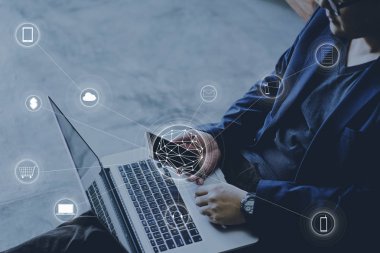 Akıllı telefon ve online alışveriş ve ödeme bankacılık yapma laptop tutan adam.