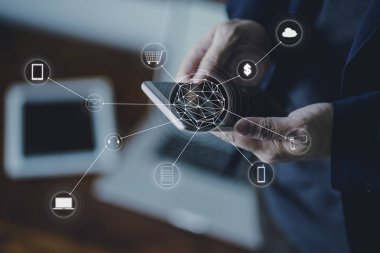 Adam akıllı telefon online alışveriş ve ödeme bankacılık yapma tutarak.