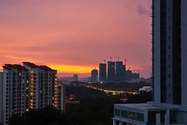 Hochhäuser Bau Mit Kränen Abend Mit Modernen Mehrfamilienhäusern — Stockfoto