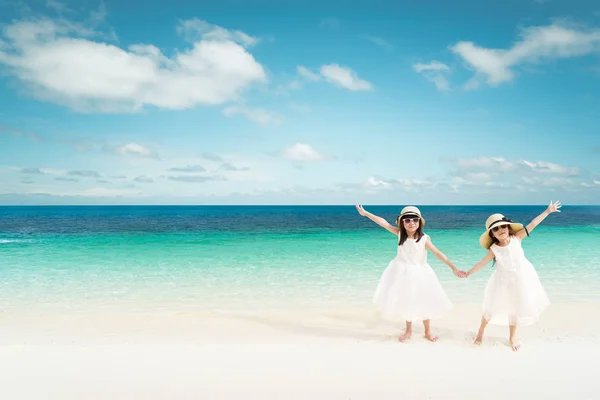 Heureuses Sœurs Asiatiques Plage Sable Vacances Été — Photo