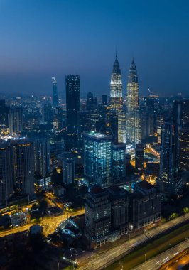 Kuala Lumpur gece cityscape manzarası ile ışıklı otoyol köprü road, dron havadan görünümü açıdan