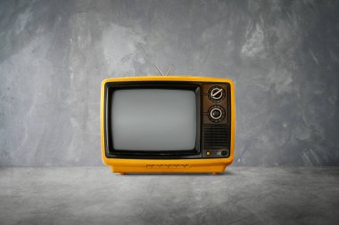 Sarı turuncu renk eski vintage çimento retro televizyon masa arka plan ile 