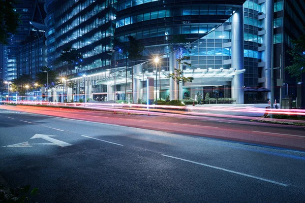 Gece Sahne Zemin Üzerine Işık Yollar Ile Modern Binalar — Stok fotoğraf