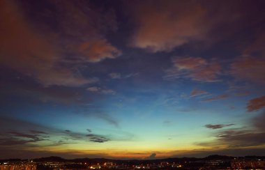 Güzellikler doğal günbatımı gündoğumu siluetleri şehir manzarası ve muhteşem turuncu bulut mavi gökyüzü üstündeki .