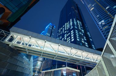 Ofis Binası, Geçit Köprüsü ve gökdelen gece sahne görünümünü düşük açılı