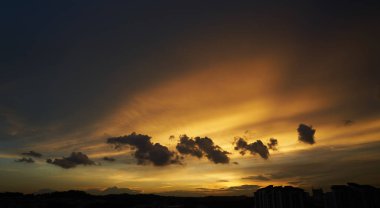 Güzel gökyüzü ve bulutlar güneş battıktan sonra