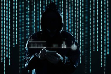 Tanınmayan hacker cep telefonu portre, cep telefonu güvenlik ve teknoloji suç kavramı ile 
