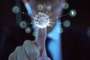 İşadamı ince internet sanal toprakla dokun. Küresel iş kavramı 