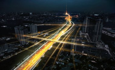 İletişim ağı ve trafik ışığı karayolu üzerinde. Akıllı şehir ağ, Internet iletişim ve dijital trafik yönetim sistemi kavramı 