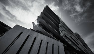 Modern üçgen mimari yapısı binanın soyut siyah beyaz düşük açılı görünüş .