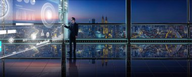 Büyük veri, bağlantıları simgesi, internet şeyler, mali grafikler ve grafik sanal ekran ile modern ofisinde çalışan akıllı finansal analytics.