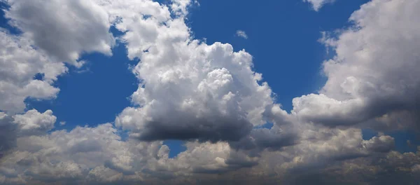 Kék Fehér Felhőkkel — Stock Fotó