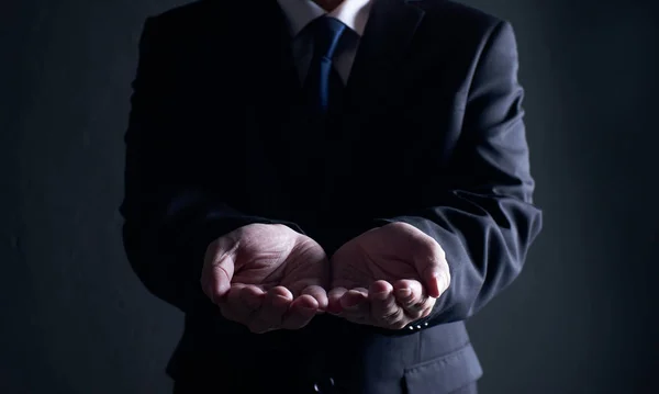 Nahaufnahme Geschäftsmann Offen Und Händchen Halten Geste Pose — Stockfoto