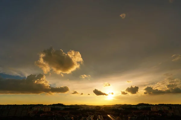 Schöne Natur Sonnenuntergang Sonnenaufgang Und Erstaunliche Goldene Wolken — Stockfoto