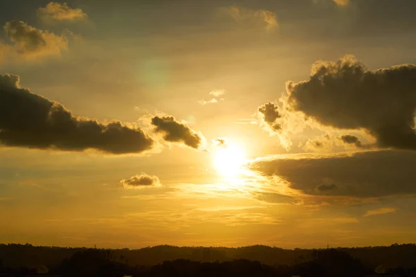Όμορφη Φύση Ανατολή Ηλιοβασίλεμα Και Καταπληκτικό Χρυσαφένια Σύννεφα — Φωτογραφία Αρχείου