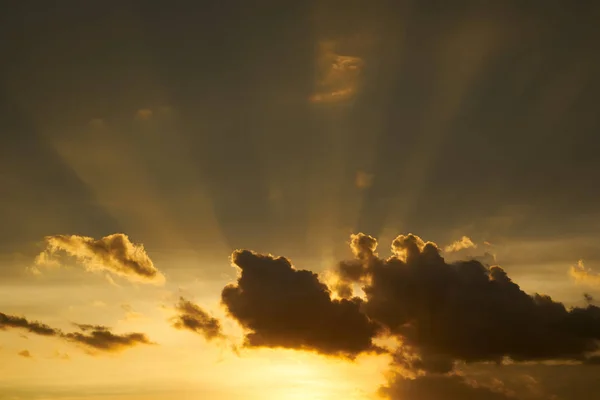 Drámai Napfény Vagy Sun Ray Felhőkön Napnyugtakor Háttér — Stock Fotó