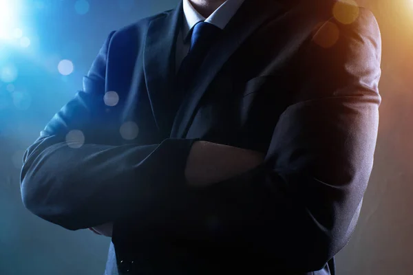 ボケと光の交差の腕を持つクローズ アップ ビジネス男レンズフレア効果 — ストック写真