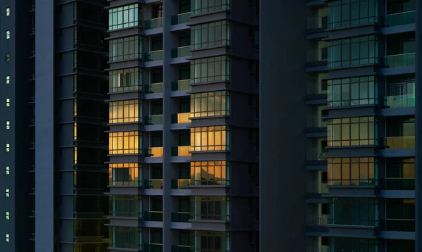 Сучасні Багатоквартирні Будинки Вночі Фасад Сучасного Багатоквартирного Будинку — стокове фото