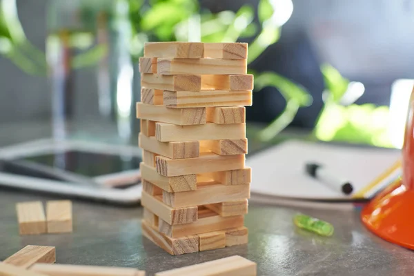 ぼかしの背景を持つ茶色の木製のビルディング ブロックのタワー 焦点を選択 — ストック写真