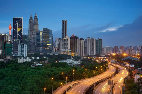 吉隆坡夜景天际线与照明的高速公路天桥路 — 图库照片
