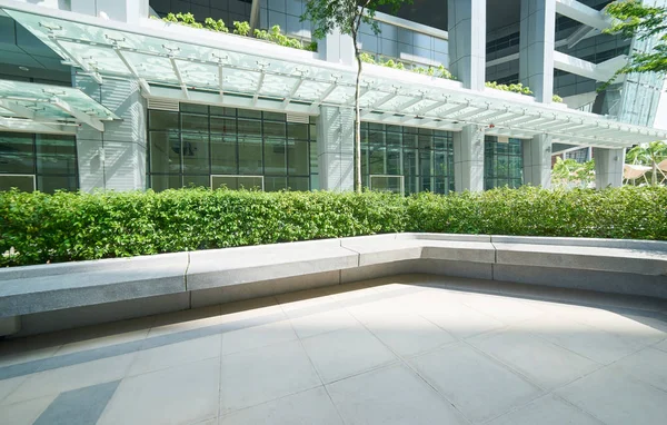 Langer Betonsessel Mit Modernem Bürogebäude Hintergrund — Stockfoto