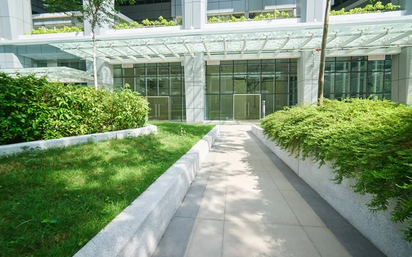 Weg Garten Mit Modernem Bürohintergrund — Stockfoto