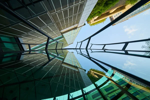 Disparo Ángulo Bajo Edificios Vidrio Modernos Verde Con Fondo Cielo — Foto de Stock