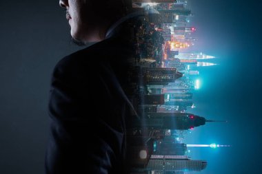 Soyut çift pozlama görüntü flip gece yaratıcı şehir arka plan ile işadamı karışımı. Her zaman kalmak bağlı kavramı