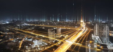 İletişim ağı ve trafik ışığı karayolu üzerinde. Akıllı şehir ağ, Internet iletişim ve dijital trafik yönetim sistemi kavramı .