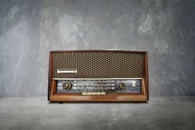 Eski vintage retro çimento arka plan ile çimento tabloda radyo yayını