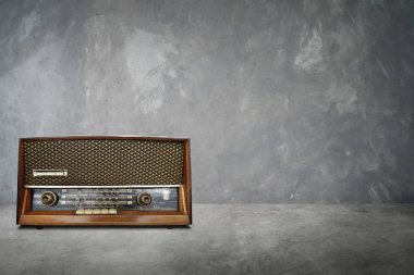Eski vintage retro çimento arka plan ile çimento tabloda radyo yayını