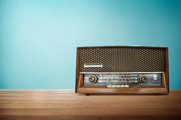 老复古复古广播收音机在木桌与薄荷蓝色背景 — 图库照片